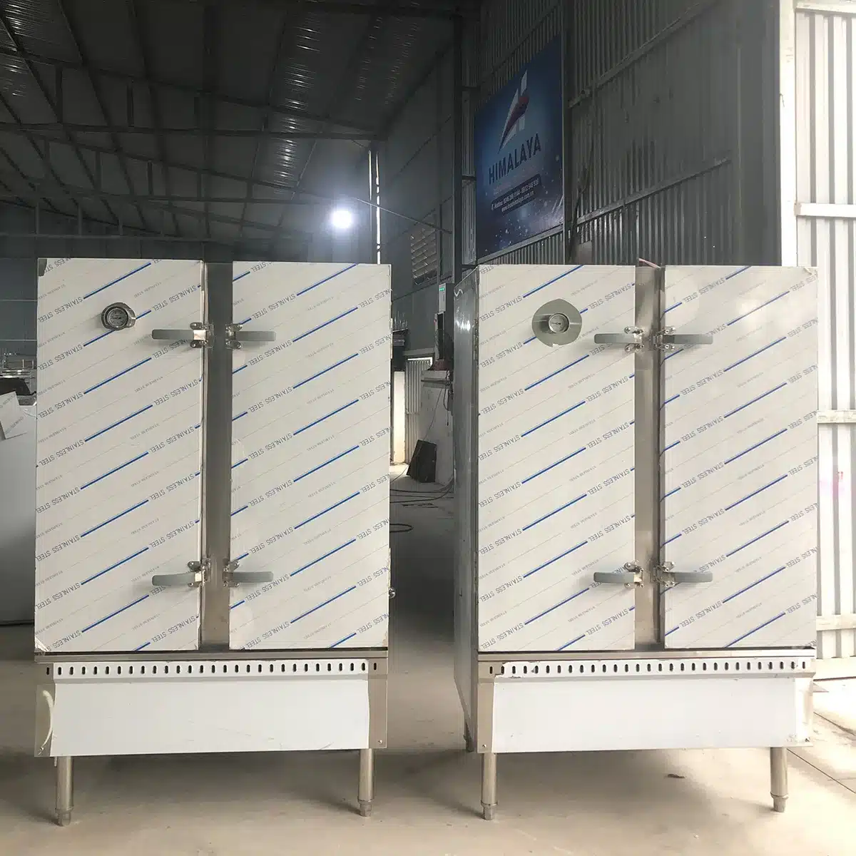 Tủ cơm công nghiệp dùng điện 28 khay Tủ cơm công nghiệp dùng điện 28 khay