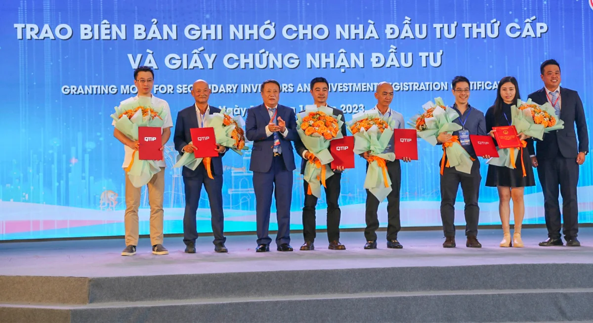 Lãnh đạo UBND tỉnh Quảng Trị trao biên bản ghi nhớ cho nhà đầu tư thứ cấp và giấy chứng nhận đầu tư