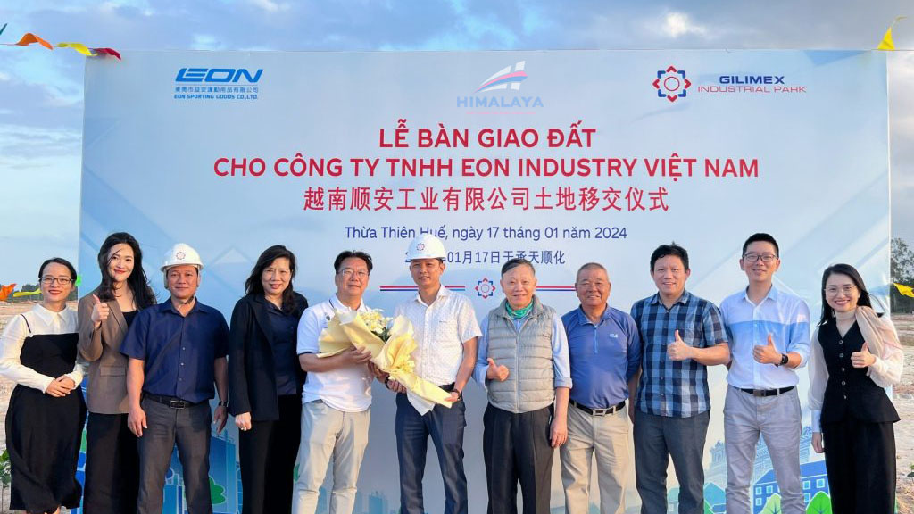 Dự án đầu tư của công ty TNHH Eon Industry Việt Nam tại khu A của Khu công nghiệp Gilimex là nhà máy sản xuất mũ bảo hiểm đạt chuẩn quốc tế đầu tiên trên địa bàn tỉnh Thừa Thiên Huế với diện tích 61377.1 m2. Đây là một trong những khách hàng đầu tiên tại Khu công nghiệp Gilimex. * Vốn đầu tư : 6.3 triệu USD * Khởi công: Tháng 11/2024 * Diện tích: 61643 m2 * Địa điểm: Lô A.4, KCN Gilimex, Phường Phú Bài , Thị Xã Hương Thủy , Huế , Vietnam Sản phẩm của dự án phục vụ cho lĩnh vực thể thao chuyên nghiệp được sử dụng rộng rãi tại thị trường Châu Âu, Châu Mỹ, Châu Đại Dương và Châu Á. Dự án đi vào hoạt động vào đầu năm sẽ mang lại những đóng góp tích cực vào sự phát triển kinh tế – xã hội của tỉnh Thừa Thiên Huế.