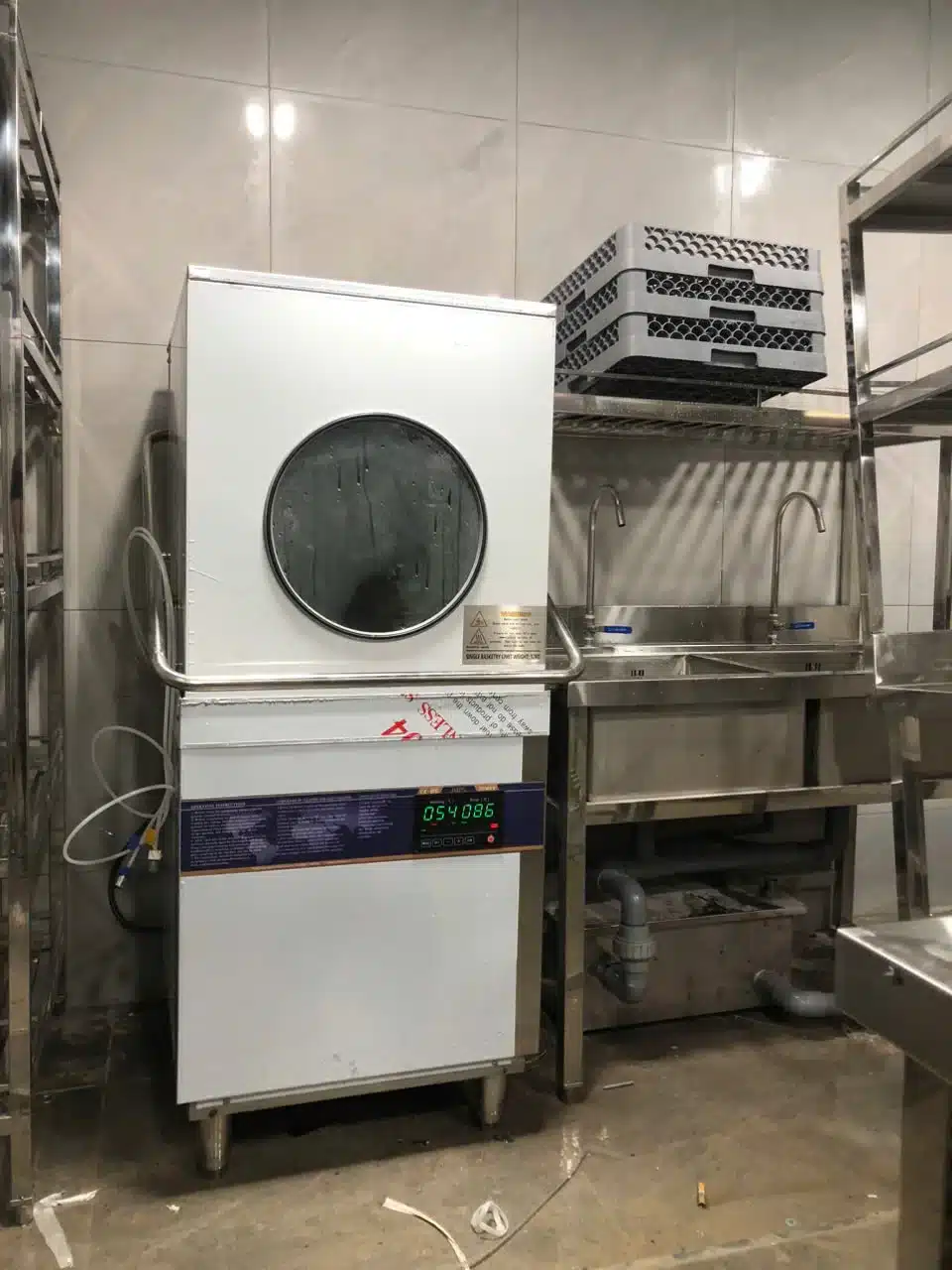 Những điều cần biết khi sử dụng máy rửa bát công nghiệp cửa sập